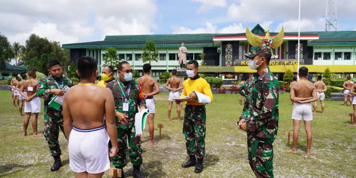 SIDANG PARADE: Danrem 102/Pjg Brigjen TNI Purwo Sudaryanto memimpin Sidang Parade Calon Bintara PK TNI AD Reguler Pria Tahun Anggaran 2021 Sub Panda Palangka Raya Korem 102/Pjg, Kodam XII/Tpr bertempat di Makorem 102/Pjg, Senin (6/9). (FOTO: PENREM 102/Pjg)