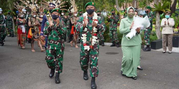 SIAP BERTUGAS: Kedatangan Danrem Kolonel Inf Yudianto Putrajaya disambut seluruh personel Korem 102/Pjg. (FOTO: PENREM 102/Pjg)