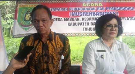 MENGHADIRI : Wakil Bupati Barito Selatan Satya Titiek Atyani Djoedir bersama Ketua Komisi I DPRD Barsel H Raden Sudarto, saat menghadiri musrenbang di Kecamatan Jenamas, beberapa waktu lalu. (FOTO: KOMINFO UNTUK KALTENG POS)