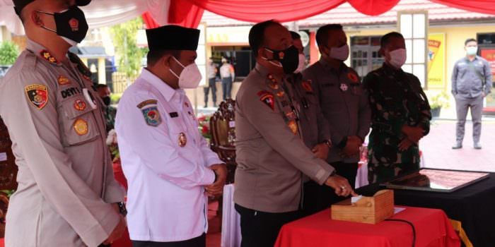 RESMIKAN SPKT : Wakil Bupati Kotawaringin Barat Achmadi Riansyah mendampingi Kapolda Kalteng Irjen Pol Dedi Prasetyo ketika meresmikan SPKT di Mapolres Kobar, Rabu (15/9). (FOTO: POLRES KOBAR UNTUK KALTENG POS )