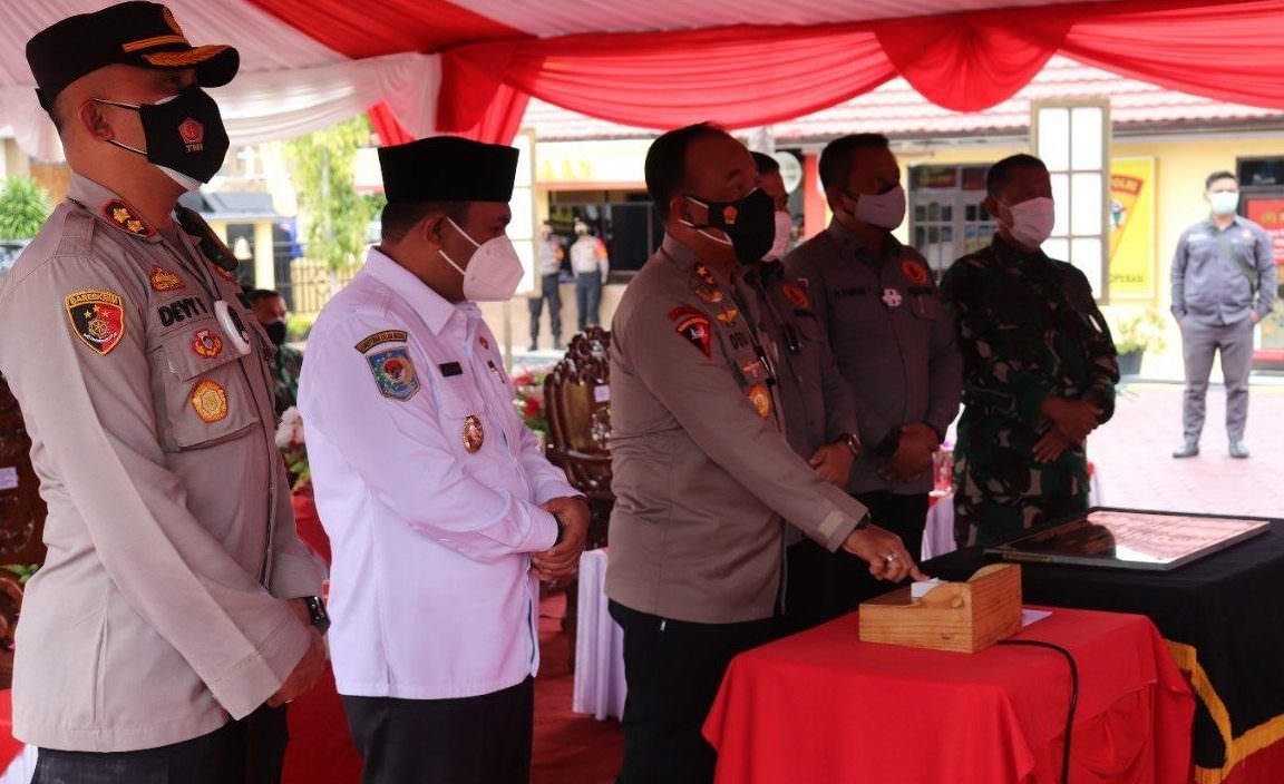 RESMIKAN SPKT : Wakil Bupati Kotawaringin Barat Achmadi Riansyah mendampingi Kapolda Kalteng Irjen Pol Dedi Prasetyo ketika meresmikan SPKT di Mapolres Kobar, Rabu (15/9). (FOTO: POLRES KOBAR UNTUK KALTENG POS )