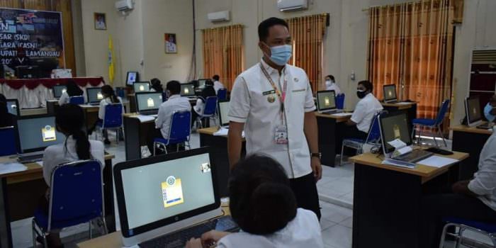 MENINJAU : Bupati Lamandau H Hendra Lesmana saat meninjau pelaksanaan SKD CASN, di aula BKPSDM, Rabu (15/9). (FOTO: HUMAS UNTUK KALTENG POS)