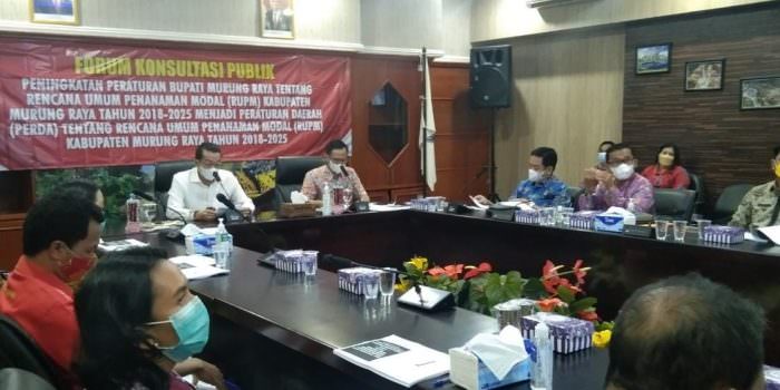 RAPAT: Forum Konsultasi Publik untuk peningkatan Peraturan Bupati Mura menjadi Peraturan Daerah (Perda) tentang RUPM Kabupaten Mura tahun 2018-2025, Kamis (16/9). (FOTO: DADANG/KALTENG POS