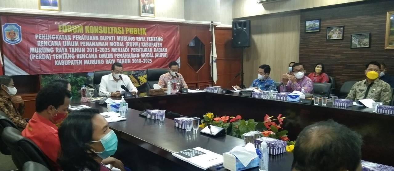 RAPAT: Forum Konsultasi Publik untuk peningkatan Peraturan Bupati Mura menjadi Peraturan Daerah (Perda) tentang RUPM Kabupaten Mura tahun 2018-2025, Kamis (16/9). (FOTO: DADANG/KALTENG POS