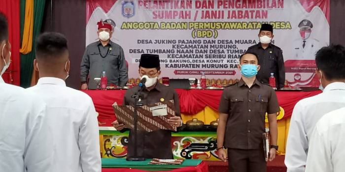 BERI ARAHAN: Bupati Mura Perdie M Yoseph melantik anggota BPD terpilih periode 2021-2027 di enam desa pada tiga kecamatan, Rabu (15/9) sore. (FOTO:KOMINFOSP UNTUK KALTENG POS )