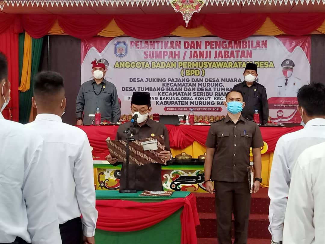 BERI ARAHAN: Bupati Mura Perdie M Yoseph melantik anggota BPD terpilih periode 2021-2027 di enam desa pada tiga kecamatan, Rabu (15/9) sore. (FOTO:KOMINFOSP UNTUK KALTENG POS )