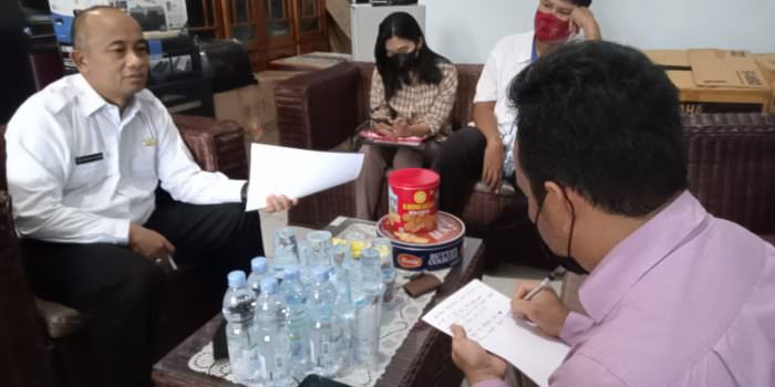 SUMBANG PENDAPATAN: Kepala Diskominfo Statistik dan Persandian Kabupaten Seruyan, Sugian Noor (kiri) menyampaikan kepada awak media tentang PAD dari retribusi menara telekomunikasi, baru-baru ini. (FOTO: YADI UNTUK KALTENG POS)