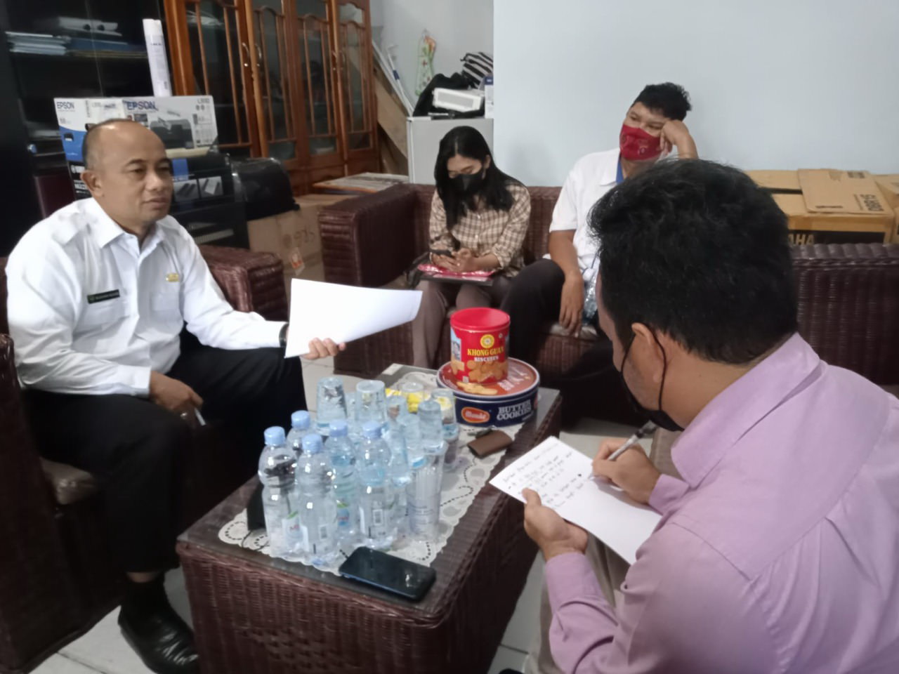 SUMBANG PENDAPATAN: Kepala Diskominfo Statistik dan Persandian Kabupaten Seruyan, Sugian Noor (kiri) menyampaikan kepada awak media tentang PAD dari retribusi menara telekomunikasi, baru-baru ini. (FOTO: YADI UNTUK KALTENG POS)