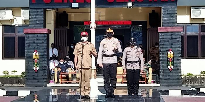 PIMPIN APEL: Bupati Seruyan Yulhaidir didampingi Kapolres AKBP Bayu Wicaksono memimpin apel Gelar Pasukan Operasi Patuh Telabang 2021, Senin (20/9). (FOTO: YADI UNTUK KALTENG POS)