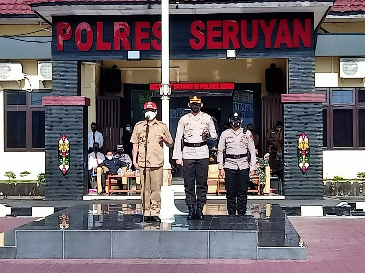 PIMPIN APEL: Bupati Seruyan Yulhaidir didampingi Kapolres AKBP Bayu Wicaksono memimpin apel Gelar Pasukan Operasi Patuh Telabang 2021, Senin (20/9). (FOTO: YADI UNTUK KALTENG POS)
