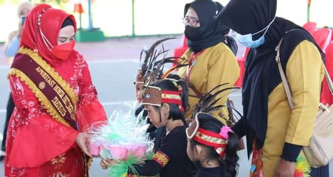 SERAHKAN BINGKISAN: Bunda PAUD Seruyan, Fauziah Yulhaidir menyerahkan bingkisan kepada anak PAUD saat acara pengukuhan bunda PAUD kecamatan, Rabu (22/9). (FOTO: YADI UNTUK KALTENG POS)