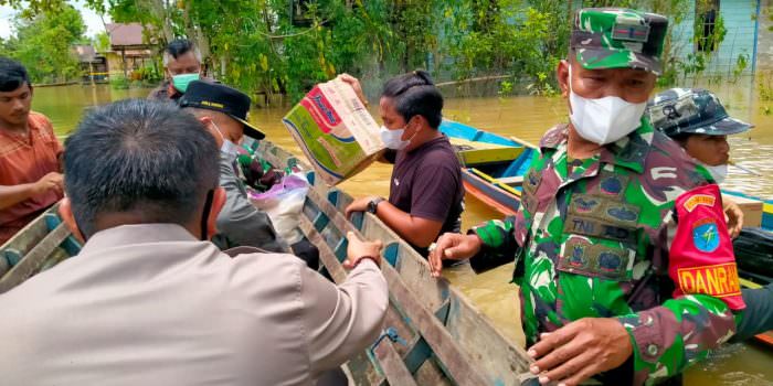 PEDULI: Dengan sigap Danramil 1016-05/Kurun Letda inf Sutaji mendampingi Bupati Gumas Jaya S Monong bersama unsur Forkopimda membagikan bantuan bagi warga yang terdampak banjir di Kelurahan Tampang Tumbang Anjir, Kecamatan Kurun, Kabupaten Gunung Mas, Sabtu (4/9). (FOTO: PENREM 102/Pjg)