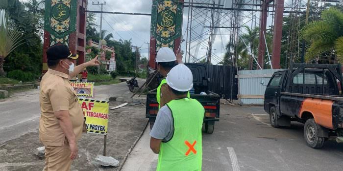 GERBANG SAHATI: Bupati Kabupaten Kotim H Halikinnor meninjau perbaikan gerbang sahati, Senin (20/9). (FOTO: BAHRI/KALTENGPOS)