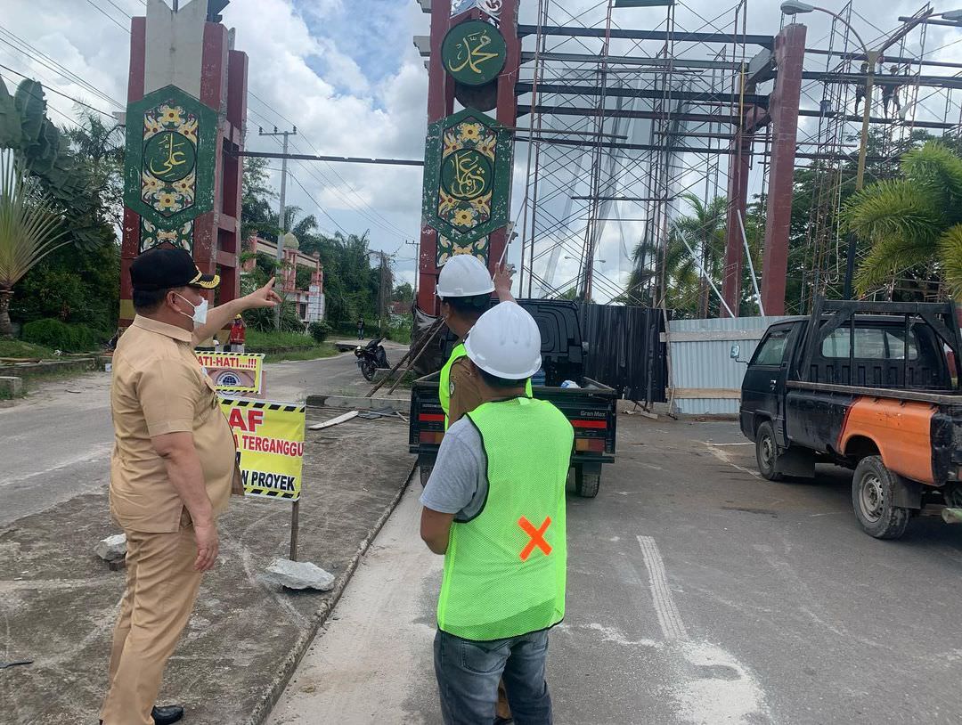 GERBANG SAHATI: Bupati Kabupaten Kotim H Halikinnor meninjau perbaikan gerbang sahati, Senin (20/9). (FOTO: BAHRI/KALTENGPOS)