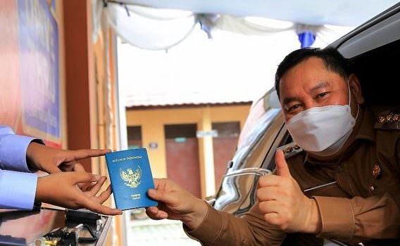 DRIVE THRU: Bupati Kotim, H Halikinnor uji coba layanan pembuatan paspor drive thru di Kantor Imigrasi Sampit, Selasa (14/9). (FOTO: HUMAS KOTIM)