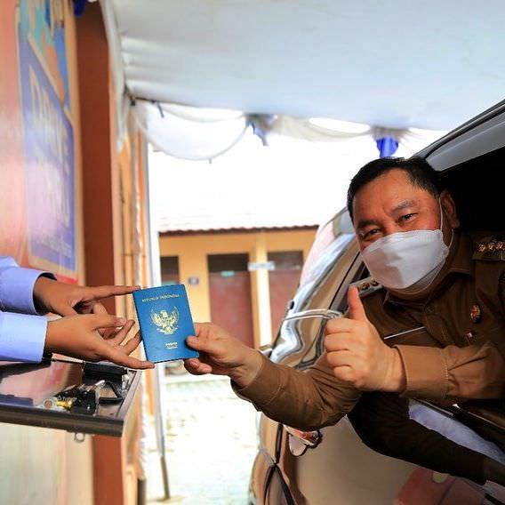 DRIVE THRU: Bupati Kotim, H Halikinnor uji coba layanan pembuatan paspor drive thru di Kantor Imigrasi Sampit, Selasa (14/9). (FOTO: HUMAS KOTIM)