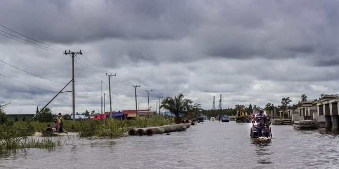 Jalan yang menghubungkan ibu kota provinsi dengan enam kabupaten di Kalteng terancam putus, Minggu (12/9). Banjir yang terjadi di Desa Bukit Rawi, Kabupaten Pulang Pisau itu hanya bisa dilewati kendaraan roda enam atau lebih. Tepatnya di lokasi pembangunan jembatan gantung (pile slab) sepanjang 3,1 kilometer.