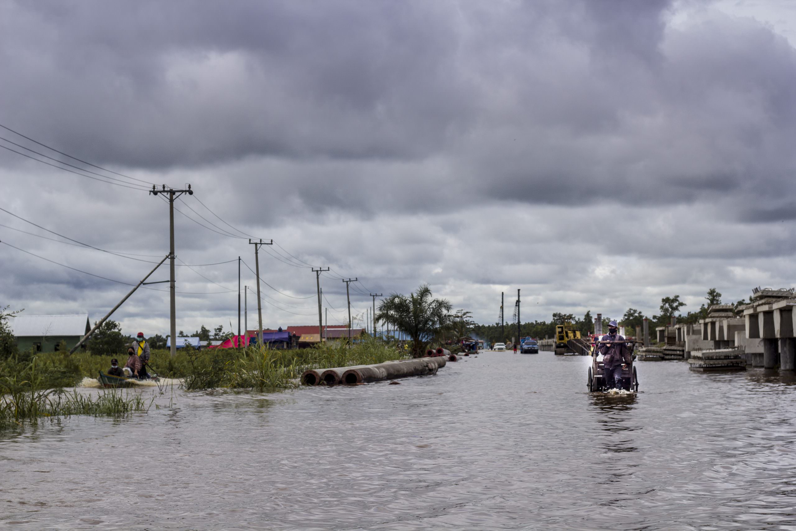 Jalan yang menghubungkan ibu kota provinsi dengan enam kabupaten di Kalteng terancam putus, Minggu (12/9). Banjir yang terjadi di Desa Bukit Rawi, Kabupaten Pulang Pisau itu hanya bisa dilewati kendaraan roda enam atau lebih. Tepatnya di lokasi pembangunan jembatan gantung (pile slab) sepanjang 3,1 kilometer.