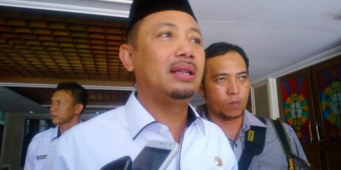 WAWANCARA: Bupati Barito Selatan H Eddy Raya Samsuri ST saat dimintai komentarnya oleh wartawan terkait sejauh mana kemajuan pembangunan selama masa kepemimpinannya empat tahun terakhir di Barsel. (FOTO: KOMINFO UNTUK KALTENG POS)