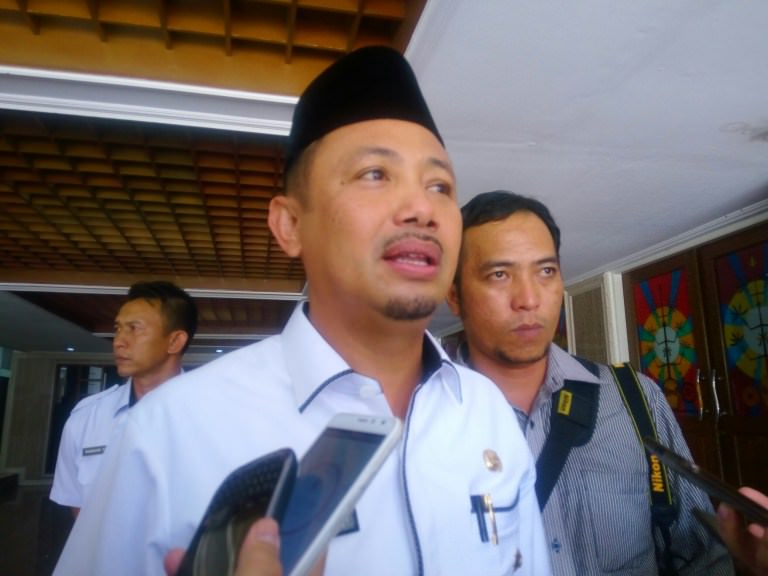 WAWANCARA: Bupati Barito Selatan H Eddy Raya Samsuri ST saat dimintai komentarnya oleh wartawan terkait sejauh mana kemajuan pembangunan selama masa kepemimpinannya empat tahun terakhir di Barsel. (FOTO: KOMINFO UNTUK KALTENG POS)