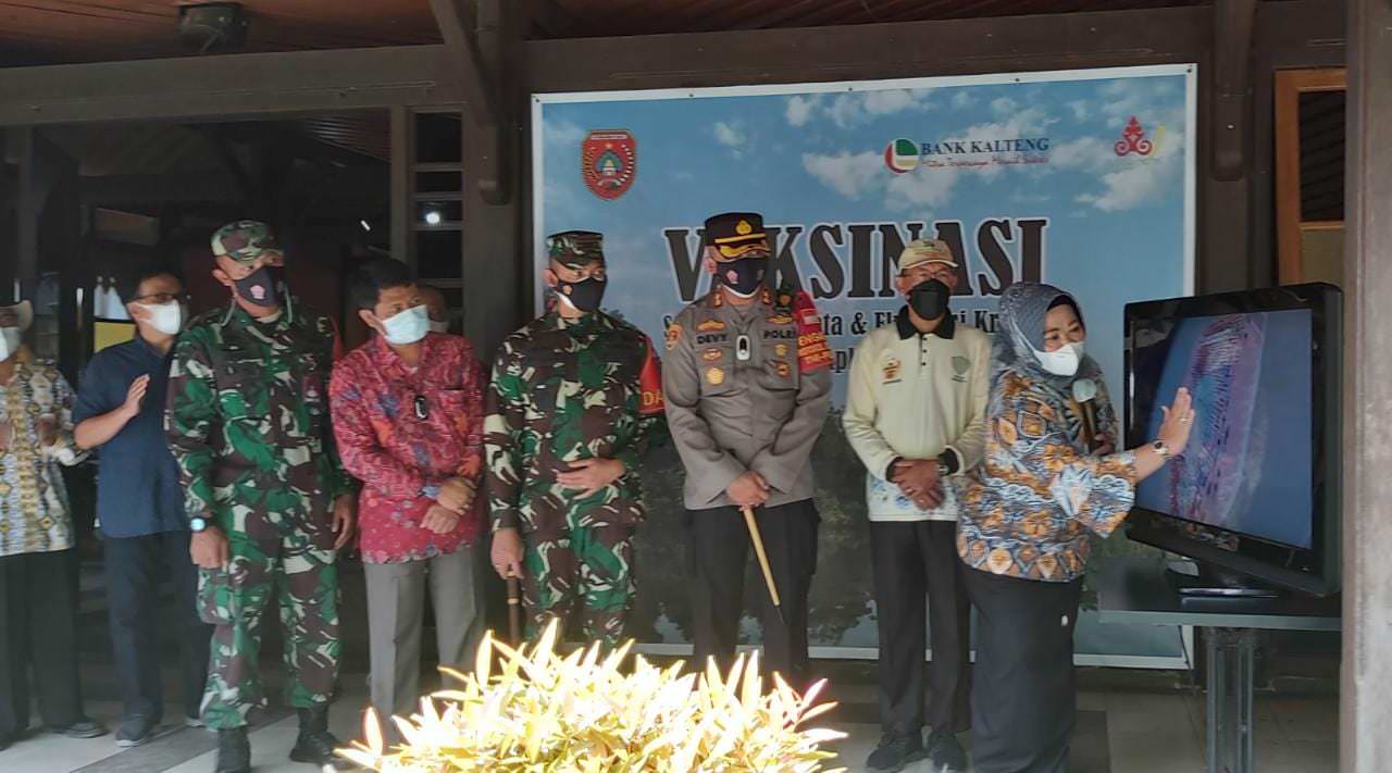 LAUNCHING: Bupati Kotawaringin Barat Hj Nurhidayah saat launching aplikasi reva didampingi forkopimda, Sabtu (18/9) lalu. (FOTO: SONY/KALTENG POS )