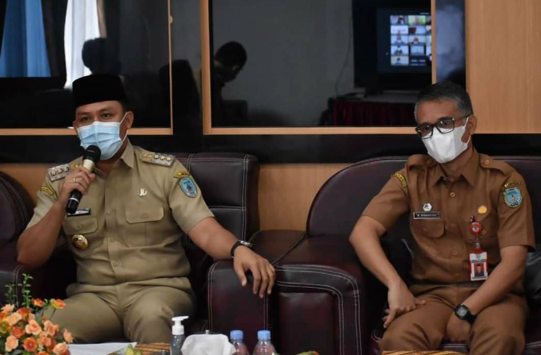 ARAHAN: Bupati Lamandau H Hendra Lesmana (kiri) didampingi Sekda Muhamad Irwansyah saat membuka rapat evaluasi penyerapan anggaran, di ruang rapat Bappeda Lamandau, belum lama ini. (FOTO: HUMAS UNTUK KALTENG POS)