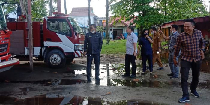 SIDAK : Ketua DPRD Kotawaringin Timur Dra Rinie dan Ketua Komisi III H Sanidin serta anggota dewan lainnya saat sidak ke Mako Dinas Pemadam Kebakaran dan Penyelamatan Kotim di Jalan S Parman Sampit, Senin (27/9) sore. (FOTO: BAHRI/KALTENG POS )