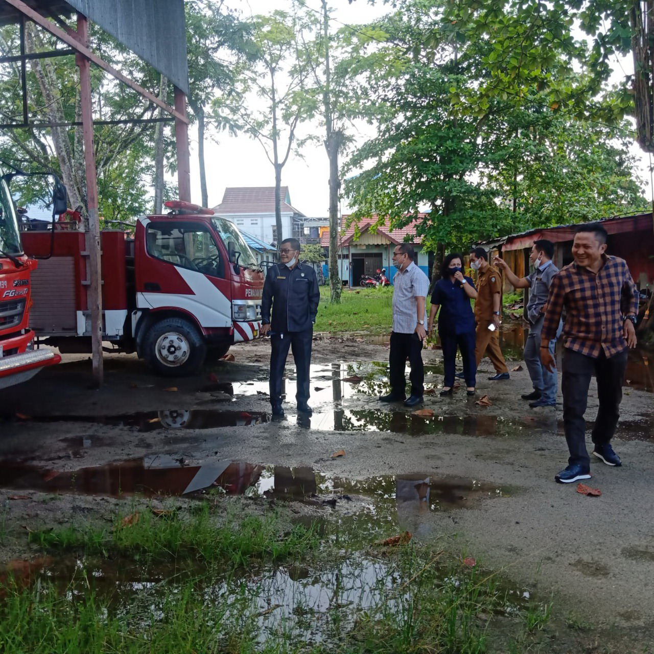 SIDAK : Ketua DPRD Kotawaringin Timur Dra Rinie dan Ketua Komisi III H Sanidin serta anggota dewan lainnya saat sidak ke Mako Dinas Pemadam Kebakaran dan Penyelamatan Kotim di Jalan S Parman Sampit, Senin (27/9) sore. (FOTO: BAHRI/KALTENG POS )