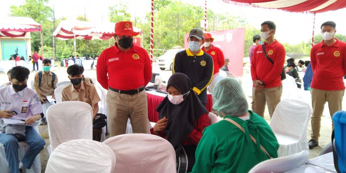 VAKSINASI: Kepala Badan Intelijen Negara Daerah (Kabinda) Kalteng, Brigjen TNI Sinyo, S.IP., MM., di sela memantau kegiatan vaksinasi di Hasanka Boarding School, Sabtu (2/10). (FOTO: BINDA UNTUK KALTENG POS)