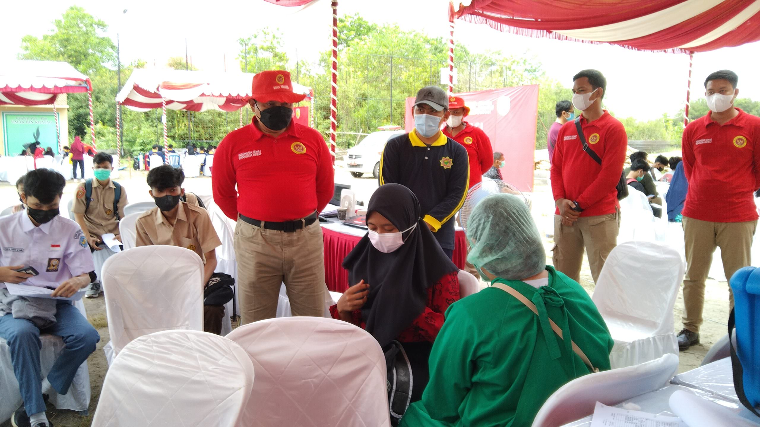 VAKSINASI: Kepala Badan Intelijen Negara Daerah (Kabinda) Kalteng, Brigjen TNI Sinyo, S.IP., MM., di sela memantau kegiatan vaksinasi di Hasanka Boarding School, Sabtu (2/10). (FOTO: BINDA UNTUK KALTENG POS)