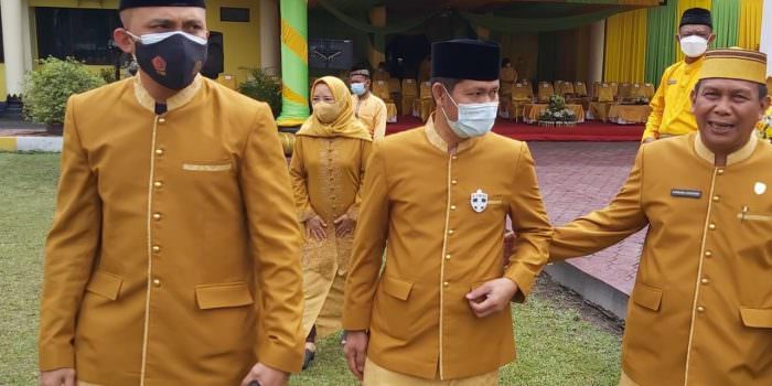 PERINGATI HUT KOBAR : Kajari Kobar Makrun (tengah) bersama Kapolres AKBP Devi Firmansyah serta Waket II DPRD Bambang Suherman usai mengikuti kegiatan HUT Kobar ke 62, Senin (4/10). (FOTO: SONY/KALTENG POS)