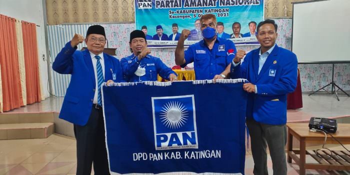 PENYERAHAN: Ketua DPW PAN Kalteng Ir H Achmad Diran ketika menyerahkan bendera petaka DPD PAN Katingan, kepada Ketua DPD PAN Katingan Zul Abdiansyah di acara Muscab ke V PAN se-Kabupaten Katingan, Selasa (5/10). (FOTO: JERI/ KALTENG POS)