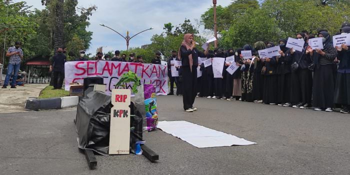 AKSI: Para mahasiswa melakukan demonstrasi untuk menyatakan sikap penolakan kedatangan Ketua KPK RI ke Kalteng di halaman kantor Disdik Kalteng, Rabu (6/10). (FOTO: ANISA/KALTENG POS)