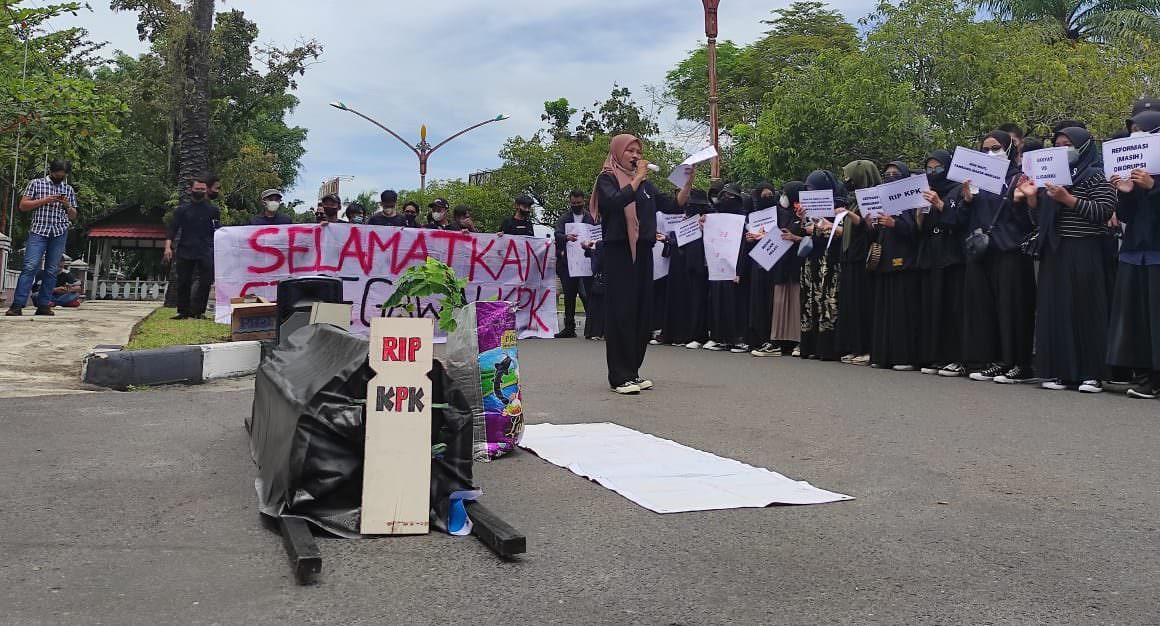 AKSI: Para mahasiswa melakukan demonstrasi untuk menyatakan sikap penolakan kedatangan Ketua KPK RI ke Kalteng di halaman kantor Disdik Kalteng, Rabu (6/10). (FOTO: ANISA/KALTENG POS)