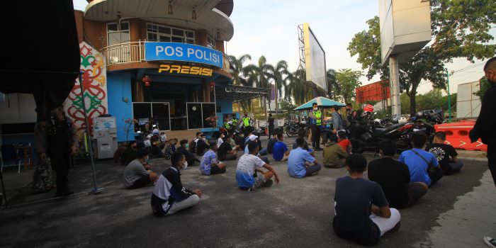 DIAMANKAN: Puluhan remaja bersama kendaraan diamanakan pihak kepolisian karena diduga akan melakukan balapan liar. (FOTO: DENAR/ KALTENG POS)