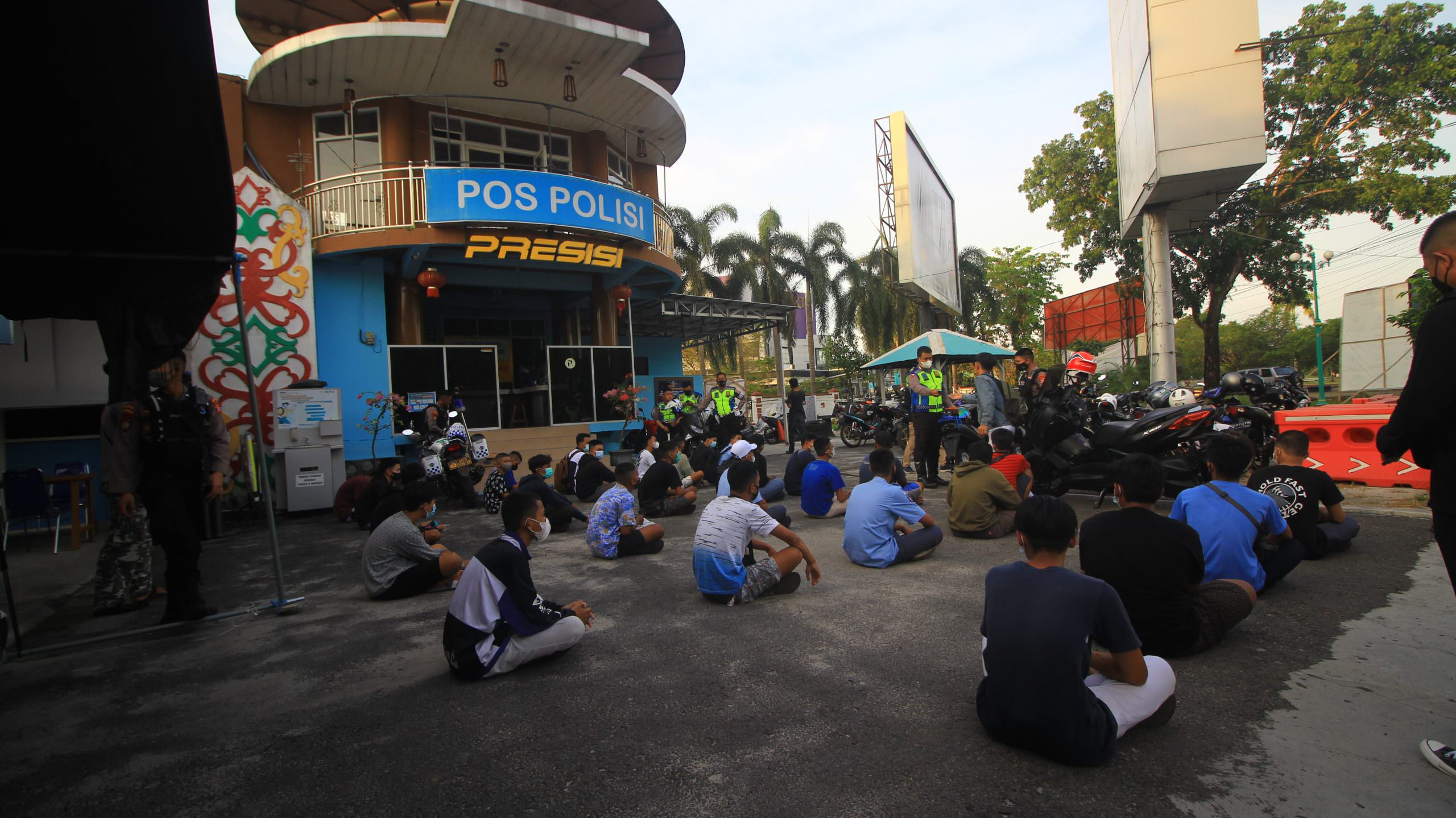 DIAMANKAN: Puluhan remaja bersama kendaraan diamanakan pihak kepolisian karena diduga akan melakukan balapan liar. (FOTO: DENAR/ KALTENG POS)