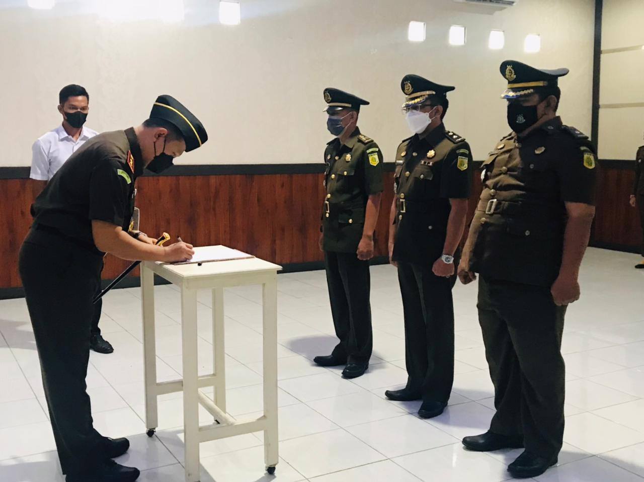 PERGERSERAN JABATAN: Kajari Pulpis Dr Priyambudi menandatangani berita acara pelantikan dan serah terima jabatan Kasi Pidsus dan Kasi Datun Kejari Pulpis, Senin (18/10). (FOTO: KEJARI PULPIS UNTUK KALTENG POS)