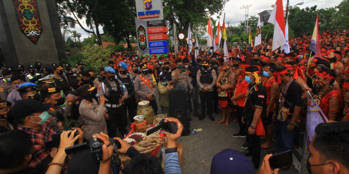 TUNTUT KEADILAN: Wakapolda Kalteng Brigjen Pol Ida Oetari Poernamasasi menemui massa yang menggelar aksi di depan mapolda, kemarin (21/10). (FOTO: DENAR/KALTENG POS)