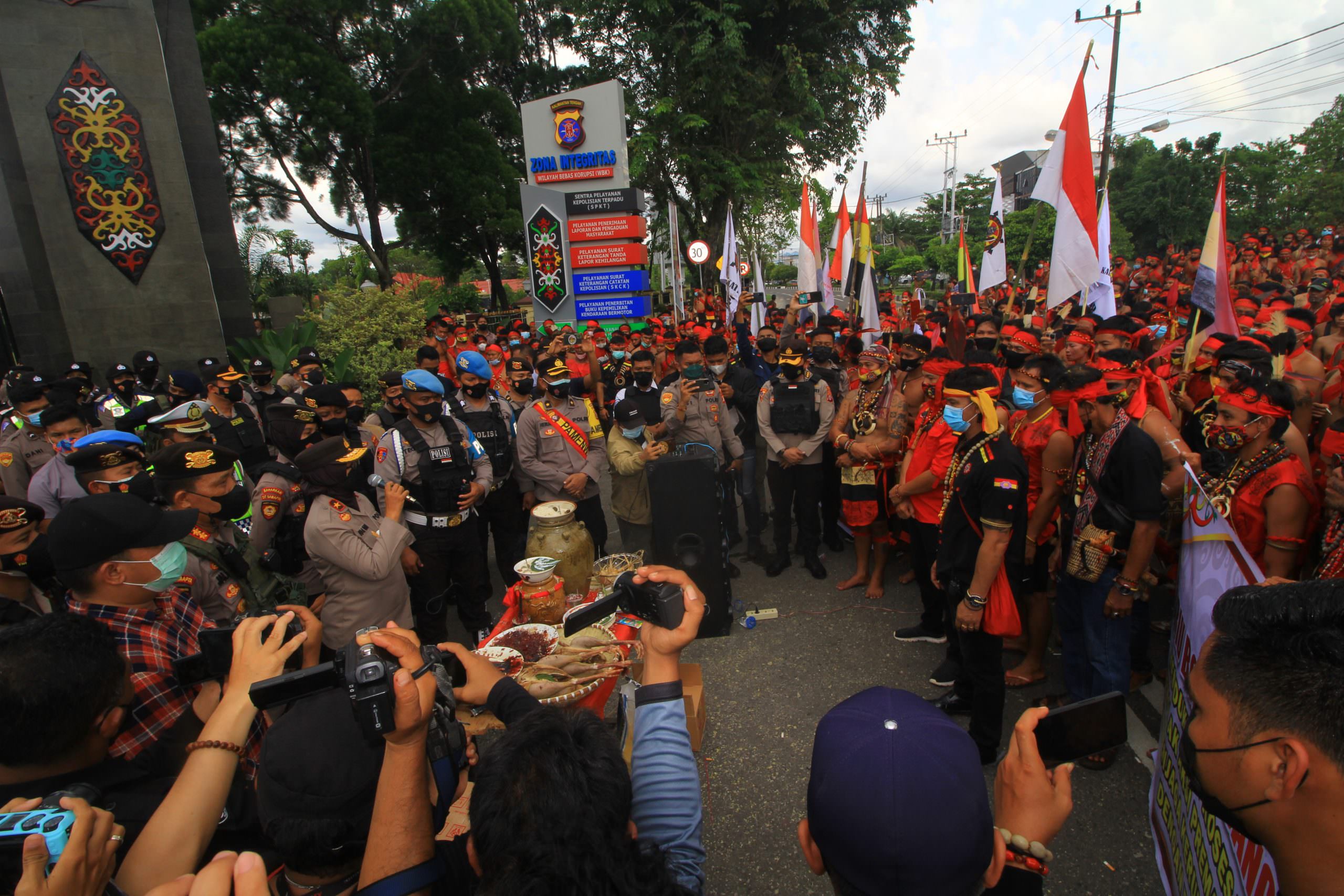 TUNTUT KEADILAN: Wakapolda Kalteng Brigjen Pol Ida Oetari Poernamasasi menemui massa yang menggelar aksi di depan mapolda, kemarin (21/10). (FOTO: DENAR/KALTENG POS)