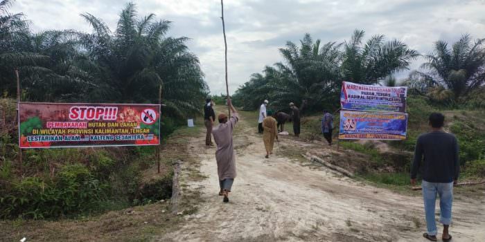 DUKUNGAN: Spanduk imbauan dan dukungan terpampang di muara jalan di daerah Timpah, Kabupaten Kapuas. (FOTO: DANI UNTUK KALTENG POS)