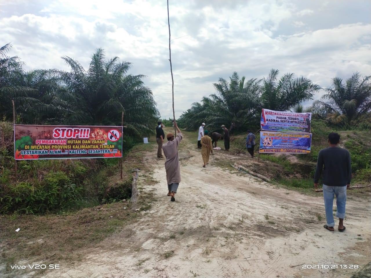 DUKUNGAN: Spanduk imbauan dan dukungan terpampang di muara jalan di daerah Timpah, Kabupaten Kapuas. (FOTO: DANI UNTUK KALTENG POS)