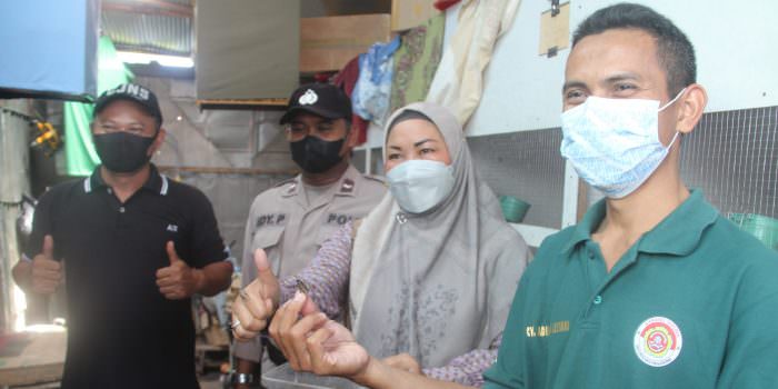 MENUNJUKKAN: Lurah Panarung Evi Kahayanti (dua dari kanan) menunjukkan jangkrik hasil budi daya Zaenul Arifin (baju hitam) di Jalan Kecipir, Sabtu (24/10). (FOTO: PATHUR/KALTENG POS)