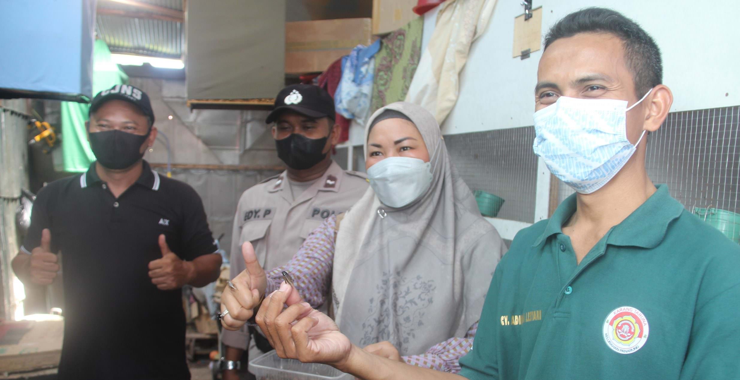 MENUNJUKKAN: Lurah Panarung Evi Kahayanti (dua dari kanan) menunjukkan jangkrik hasil budi daya Zaenul Arifin (baju hitam) di Jalan Kecipir, Sabtu (24/10). (FOTO: PATHUR/KALTENG POS)