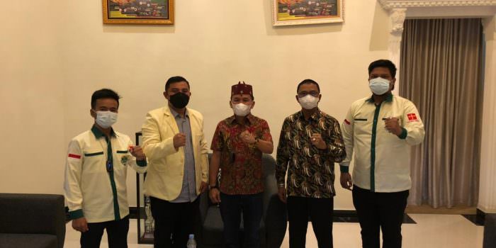 SILATURAHMI: Ketua Umum DAD Kalteng H Agustiar Sabran didampingi Wakil Ketua DAD Kalteng Dr HM Wahyudie F Dirun menerima kunjungan pengurus Pemuda Katolik Komda Kalteng, Kamis (28/10). (FOTO: IST )