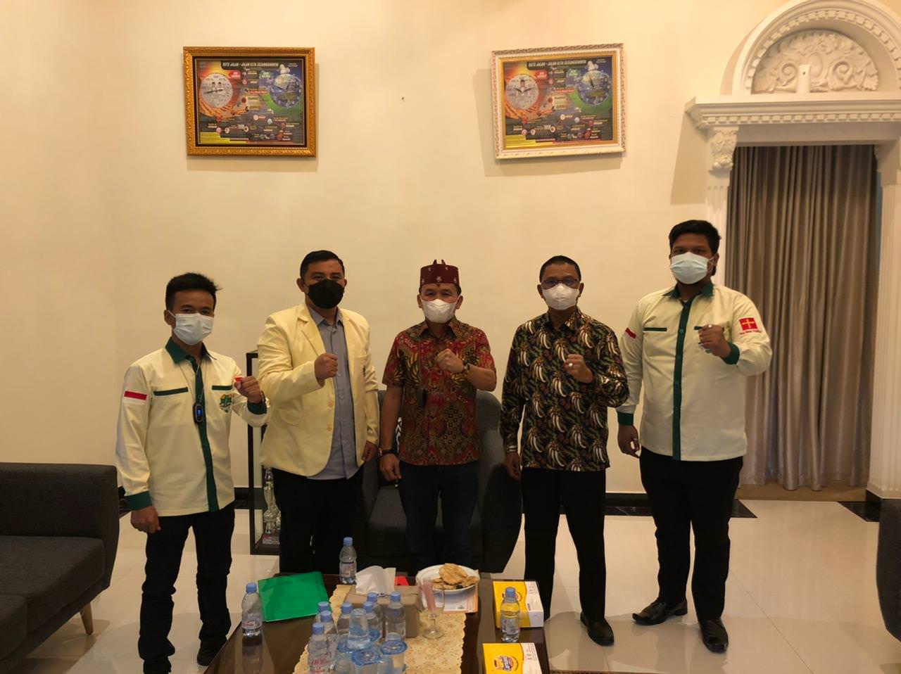 SILATURAHMI: Ketua Umum DAD Kalteng H Agustiar Sabran didampingi Wakil Ketua DAD Kalteng Dr HM Wahyudie F Dirun menerima kunjungan pengurus Pemuda Katolik Komda Kalteng, Kamis (28/10). (FOTO: IST )