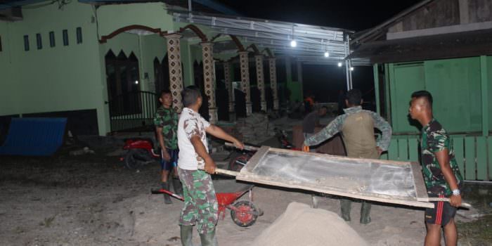 LEMBUR: Personel TMMD 112 Kodim 1016 Palangka Raya kerja lembur demi menuntaskan target sasaran fisik pada Masjid Al Iklhas dan Pos Kamling, Rabu malam (13/10). (FOTO: PENREM 102/Pjg)