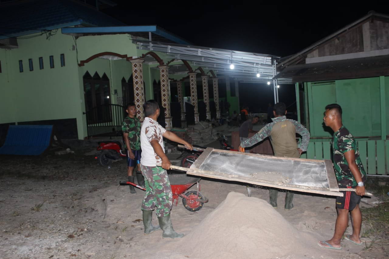 LEMBUR: Personel TMMD 112 Kodim 1016 Palangka Raya kerja lembur demi menuntaskan target sasaran fisik pada Masjid Al Iklhas dan Pos Kamling, Rabu malam (13/10). (FOTO: PENREM 102/Pjg)