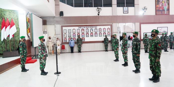 KENAIKAN PANGKAT: Korem 102/Pjg melaksanakan acara laporan korps kenaikan pangkat anggota di Aula Makorem, Senin (4/10). (FOTO: PENREM 102/Pjg)