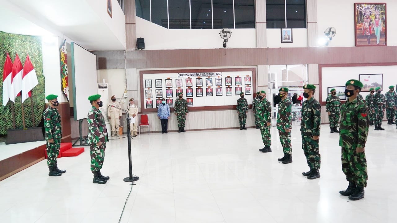 KENAIKAN PANGKAT: Korem 102/Pjg melaksanakan acara laporan korps kenaikan pangkat anggota di Aula Makorem, Senin (4/10). (FOTO: PENREM 102/Pjg)