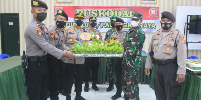 KEJUTAN: Kapolresta Palangka Raya Kombes Pol Sandi Alfadien Mustofa beserta jajaran memberikan kejutan HUT ke-76 TNI di Makodim 1016/Plk, Selasa (5/10). (FOTO: PENREM 102/Pjg)